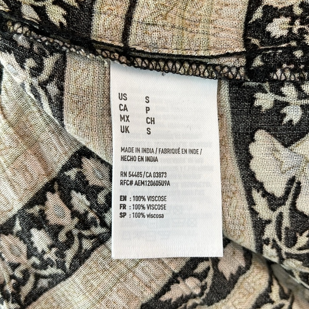 AMERICAN EAGLE RUFFLE HEM FLORAL TOP - Picture 9 of 10